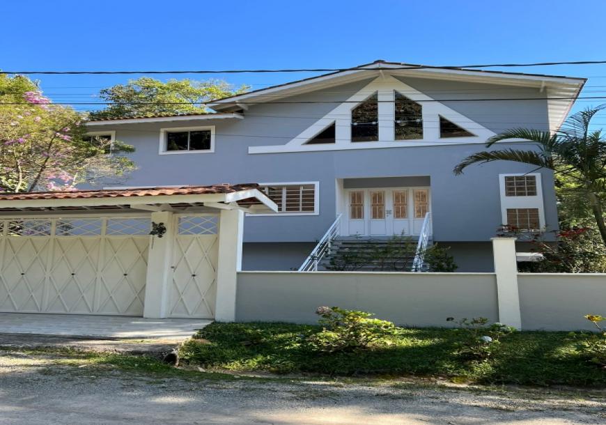 Casa Bem conservada em Condomínio Fechado